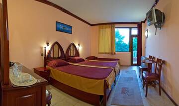 Фото номера Трехместный номер с балконом Отель Hotel Manz 2 г. Поморие 7