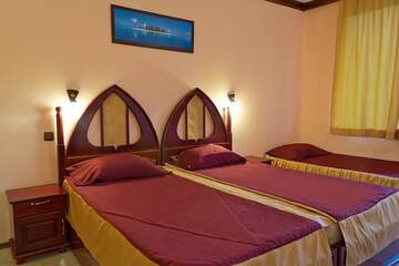 Фото номера Трехместный номер с балконом Отель Hotel Manz 2 г. Поморие 5