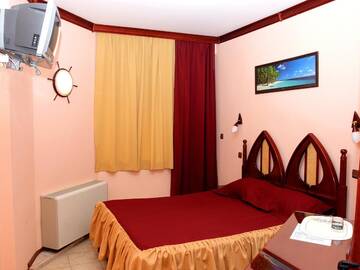 Фото номера Семейный номер с балконом Отель Hotel Manz 2 г. Поморие 4
