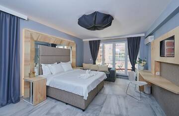 Фото номера Полулюкс с балконом (для 2 взрослых и 1 ребенка) Апарт-отели Botabara Del Mar Boutique г. Поморие 6