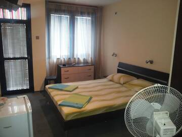 Фото номера Четырехместный номер с общей ванной комнатой Гостевой дом Guest Rooms Ani г. Поморие 6