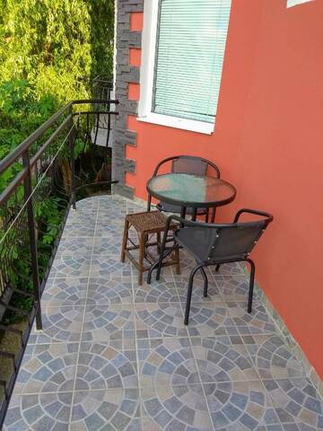 Фото номера Трехместный номер с балконом Гостевой дом Guest House Sunflowers г. Поморие 5