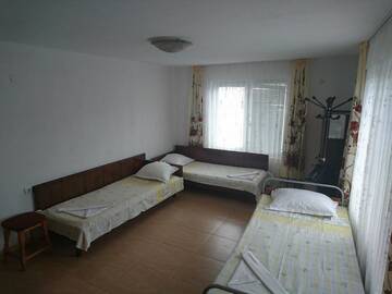 Фото номера Трехместный номер с общей ванной комнатой Гостевой дом House Ogledalovi г. Поморие 2