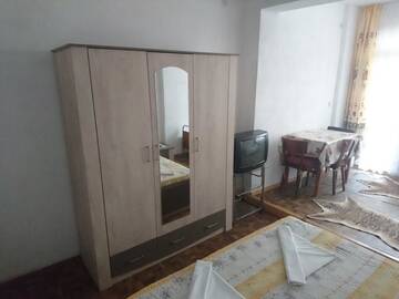 Фото номера Трехместный номер с основными удобствами и общей ванной комнатой Гостевой дом House Ogledalovi г. Поморие 8