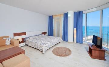 Фото номера Полулюкс с видом на море Отель Family Hotel Regata г. Поморие 5