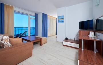 Фото номера Полулюкс с видом на море Отель Family Hotel Regata г. Поморие 6