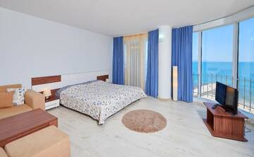 Фото номера Полулюкс с видом на море Отель Family Hotel Regata г. Поморие 20