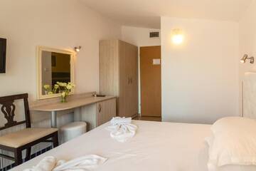 Фото номера Двухместный номер Делюкс с 1 кроватью Отель Hotel Zeus г. Поморие 5