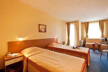 Фото номера Семейный номер Отель Saint George Hotel &amp; Medical Spa г. Поморие 2