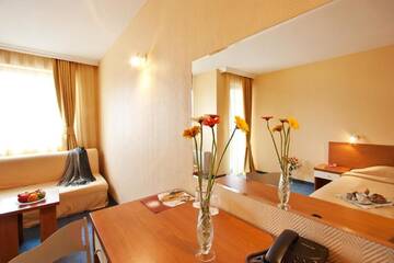 Фото номера Семейный номер Отель Saint George Hotel &amp; Medical Spa г. Поморие 4