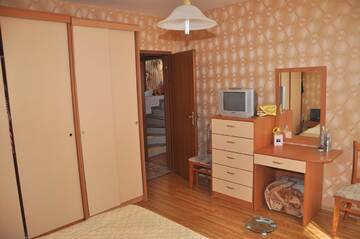 Фото номера Двухместный номер с 2 отдельными кроватями и балконом Отель Hotel St. Nikola г. Поморие 2
