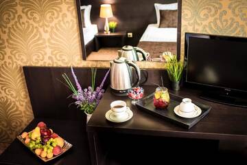 Фото номера Трехместный номер с балконом Отель Central Plaza Hotel г. Поморие 2