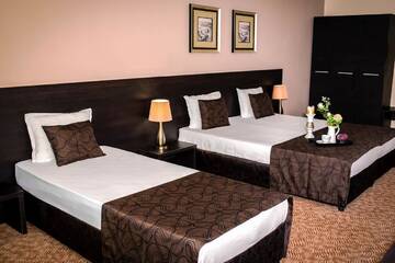 Фото номера Трехместный номер с балконом Отель Central Plaza Hotel г. Поморие 6