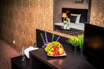 Фото номера Трехместный номер с балконом Отель Central Plaza Hotel г. Поморие 7