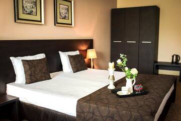Фото номера Трехместный номер с балконом Отель Central Plaza Hotel г. Поморие 9
