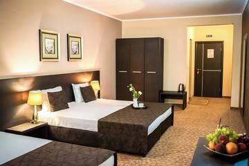 Фото номера Трехместный номер с балконом Отель Central Plaza Hotel г. Поморие 13