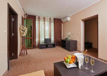 Фото номера Люкс с 1 спальней и балконом Отель Central Plaza Hotel г. Поморие 2