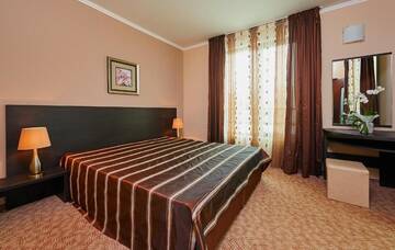 Фото номера Люкс с 1 спальней и балконом Отель Central Plaza Hotel г. Поморие 4
