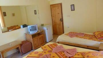 Фото номера Трехместный номер с балконом Гостевой дом Fener Guest House г. Поморие 15