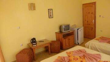 Фото номера Трехместный номер с балконом Гостевой дом Fener Guest House г. Поморие 16
