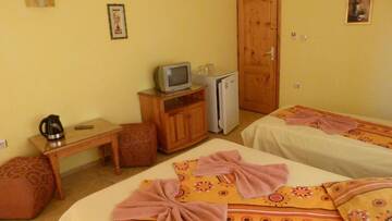 Фото номера Трехместный номер с балконом Гостевой дом Fener Guest House г. Поморие 17