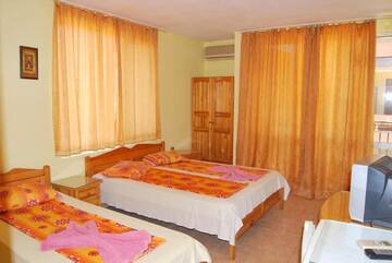 Фото номера Трехместный номер с балконом Гостевой дом Fener Guest House г. Поморие 25