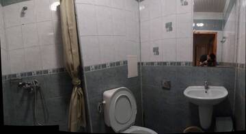 Фото номера Трехместный номер с балконом Гостевой дом Fener Guest House г. Поморие 20