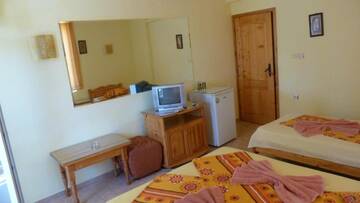Фото номера Люкс с 2 спальнями и балконом Гостевой дом Fener Guest House г. Поморие 4