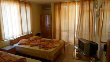 Фото номера Трехместный номер с балконом Гостевой дом Fener Guest House г. Поморие 7