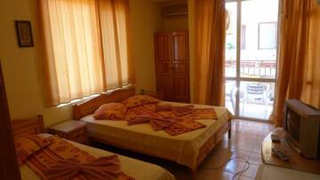 Фото номера Люкс с 2 спальнями и балконом Гостевой дом Fener Guest House г. Поморие 8