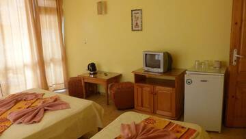Фото номера Трехместный номер с балконом Гостевой дом Fener Guest House г. Поморие 32