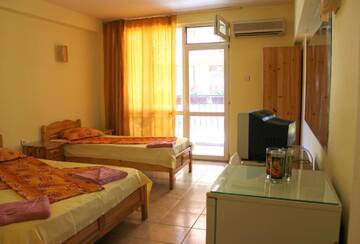 Фото номера Трехместный номер с балконом Гостевой дом Fener Guest House г. Поморие 33