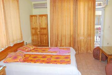Фото номера Трехместный номер с балконом Гостевой дом Fener Guest House г. Поморие 9